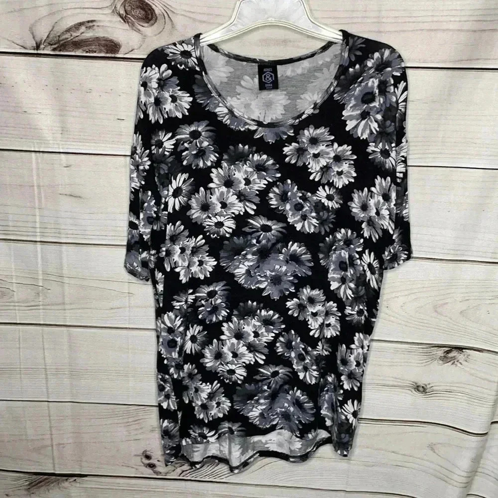 Agnes‎ & Dora Floral Top Women Small Black White Daisy Print Scoop Neck Tee